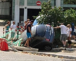 Автомобіль втрапив у кумедну пастку