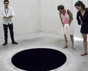 Турист провалился в черную дыру в музее