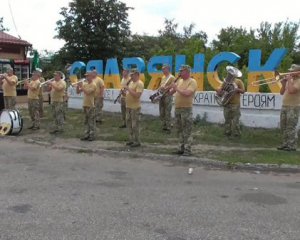 Украинские военные сняли клип на фоне разрушенного Славянская