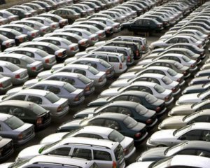 Чиновник незаконно продав понад 100 державних автомобілів