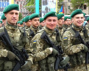 Чітко і ритмічно: військові провели масштабний флешмоб