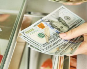 Долар закріпився на новій позначці