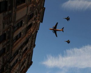 Винищувачі над Хрещатиком – показали вражаюче відео з кабіни літака