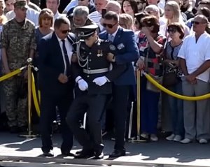 Во время выступления Порошенко на параде солдат потерял сознание