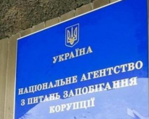 На голову НАЗК тиснуть та погрожують Суркіс та Медведчук - Реведжук