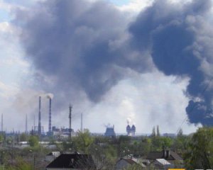 На Луганщине третьи сутки борются с пожаром химзавода