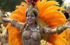 Яркие перья и едва прикрытые тела - в карнавале приняли участие 2 млн человек