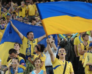 Футбольні фанати влаштували жорстоку бійку в центрі Києва