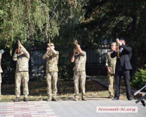 Голова Миколаївської ОДА на молебні в пам&#039;ять про жертви АТО стріляв разом з почесною вартою