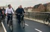Ніяких тонованих вікон: Макрона в Данії посадили на велосипед