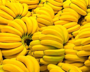 Вчені розповіли, як правильно їсти банани
