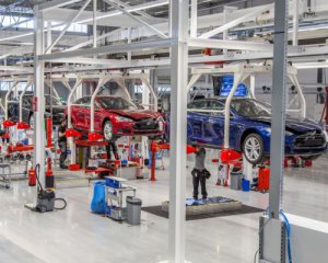 Повсюду работы и автоматизированные механизмы: завод Tesla показали изнутри