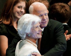 106-летняя мать Джона Маккейна придет на похороны сына