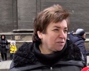 Вибив телефон і намагався розтоптати ногою: на жінку напали через зйомку відео