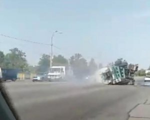 В Киеве перевернулся грузовик с асфальтом