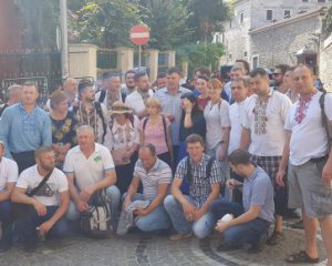 Олег Тягнибок повіз до Стамбула підписи вірян за надання томосу
