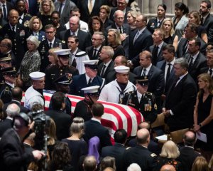 Світ прощається із Джоном Маккейном: відео