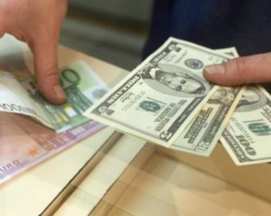 Долар закріпився на новій позначці