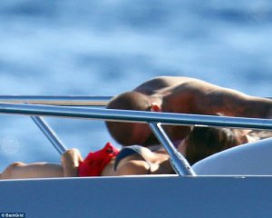 Дэвид Бекхэм страстно расцеловал жену в бикини на яхте Элтона Джона