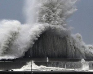 Показали видео смертельного тайфуна в Японии