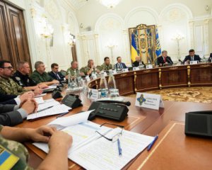 У Порошенка розповіли, про що говорили за зачиненими дверима РНБО