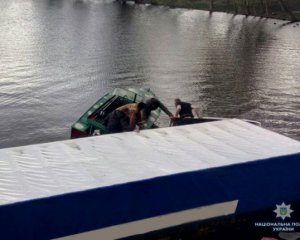 Объезжал ямы: грузовик слетел в реку
