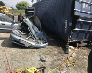 Фура перекинулася на легковий автомобіль