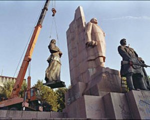 На Крещатике демонтировали главный памятник революции