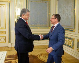 Порошенко и Волкер обсудили ситуацию на Донбассе