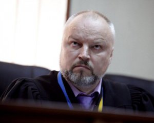Бив металевою палицею: затримали нападника на київського суддю