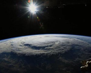 Неймовірне видовище: астронавт сфотографував  ураган &quot;Флоренс&quot; з космосу