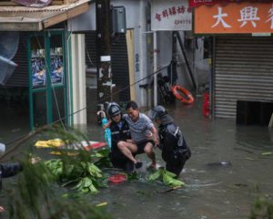 Людей бросает на деревья и вагоны плавают в море - тайфун &quot;Мангхут&quot; достиг Китая