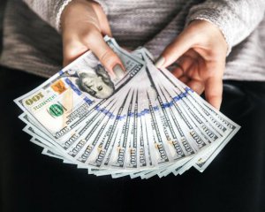 Украинцам посоветовали, как заработать на долларах