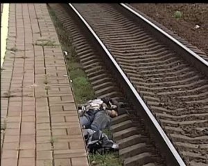 В наушниках через пути: поезд насмерть сбил мужчину