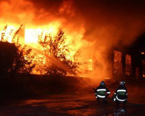 На предприятии в Хмельницкой области произошел масштабный пожар