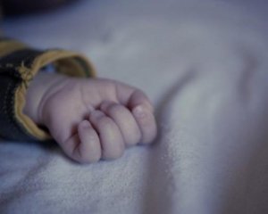 Помер новонароджений хлопчик, якого знайшли у коробці біля лікарні