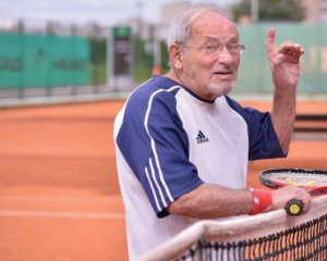 Украинец стал старейшим участником теннисного турнира - ему уже за 90