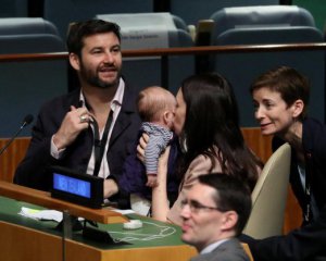 На Генассамблею ООН привезли младенца
