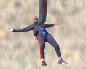 На 50-летие Уилл Смит прыгнул с вертолета в Большой каньон