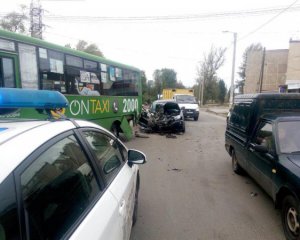 Авто на большой скорости влетело в маршрутку