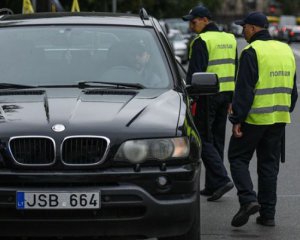 Водіям можуть дозволити кермування без прав