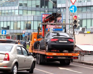 В Киеве эвакуаторы начали убирать центр от автомобилей-нарушителей