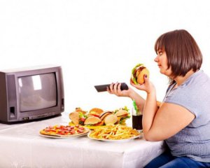 Чому небезпечно їсти перед телевізором