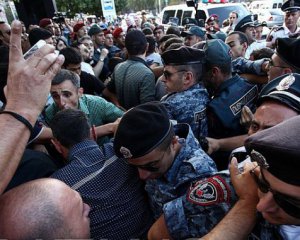 У Вірменії масові протести: захопили будівлю парламенту