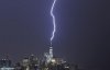 Сила стихії - блискавка влучила у найвищу будівлю США