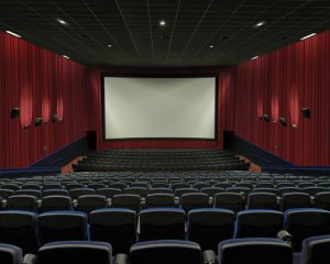 Кінотеатрам дозволили цілодобово крутити фільми для дорослих