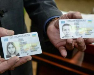 Стало известно, когда украинцы смогут обменять старый паспорт на ID-карту