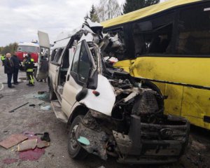 У лобовій аварії загинуло 13 пасажирів маршрутки