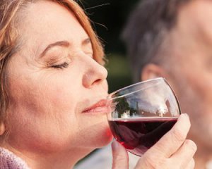 Обнаружили неожиданные свойства красного вина
