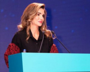 Королева Йорданії покрасувалася в розкішній вишиванці